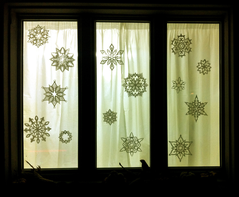 Fenster mit Scherenschnitten dekoriert